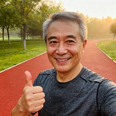 一位45岁左右的中年男性用户穿着深灰色运动T恤，微笑着竖起大拇指，背景是清晨公园的红色塑胶跑道和绿树。